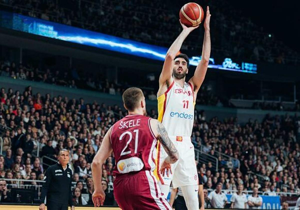 Vila, en un partido con la selección española.
