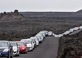 Colas de vehículos en el acceso a Timanfaya.
