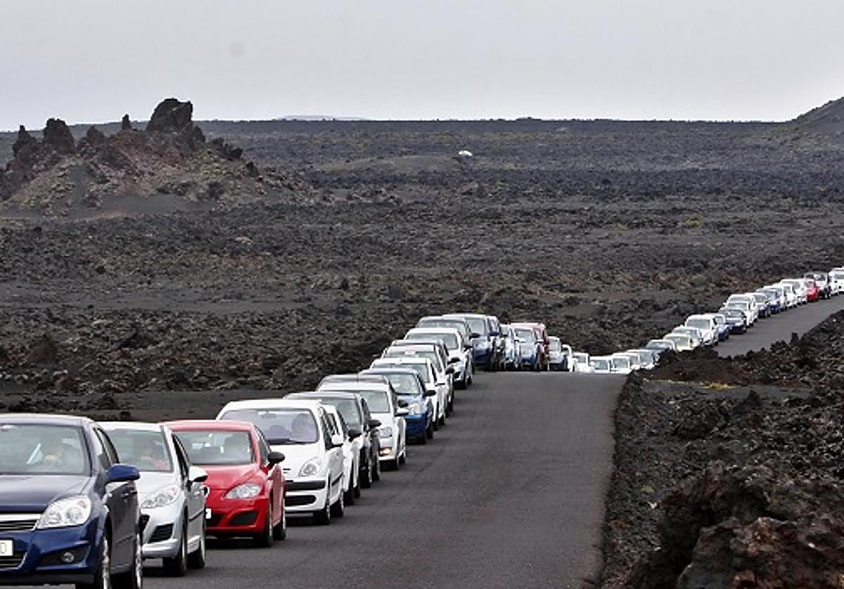 Colas de vehículos en el acceso a Timanfaya.