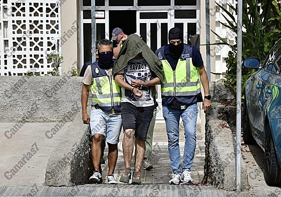 Imagen del detenido tras el registro en su vivienda, en el sur de Gran Canaria.
