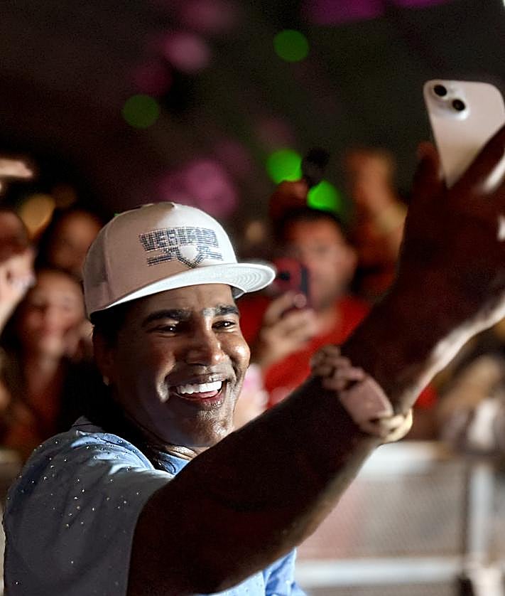 Imagen secundaria 2 - Histórico lleno de La Carpa 2025 de Fuerteventura el día de su estreno