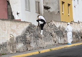 Imagen de la intervención de la policía científica en el inmueble de La Isleta.