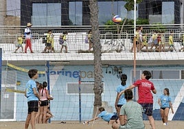 Imagen de actividades deportivas de verano en la playa de Las Alcaravaneras.