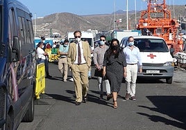 Las autoridades judiciales, a la salida del muelle de Arguineguín tras su inspección.