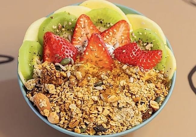 Bowl de yogur con fruta fresca y granola casera