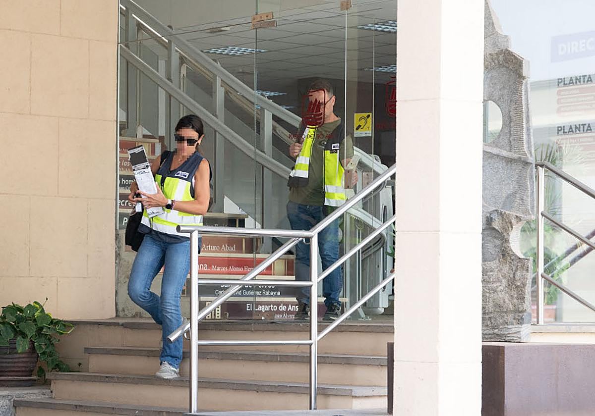 Los agentes de la UDEF salen el jueves del Ayuntamiento capitalino durante el registro.