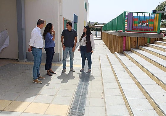 El alcalde, Óscar Hernández, durante la visita a las instalaciones del centro para comprobar la finalización de las obras.