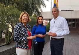Miguel Jorge, portavoz del PP en el Cabildo, con las consejeras Luzardo y Rosario.
