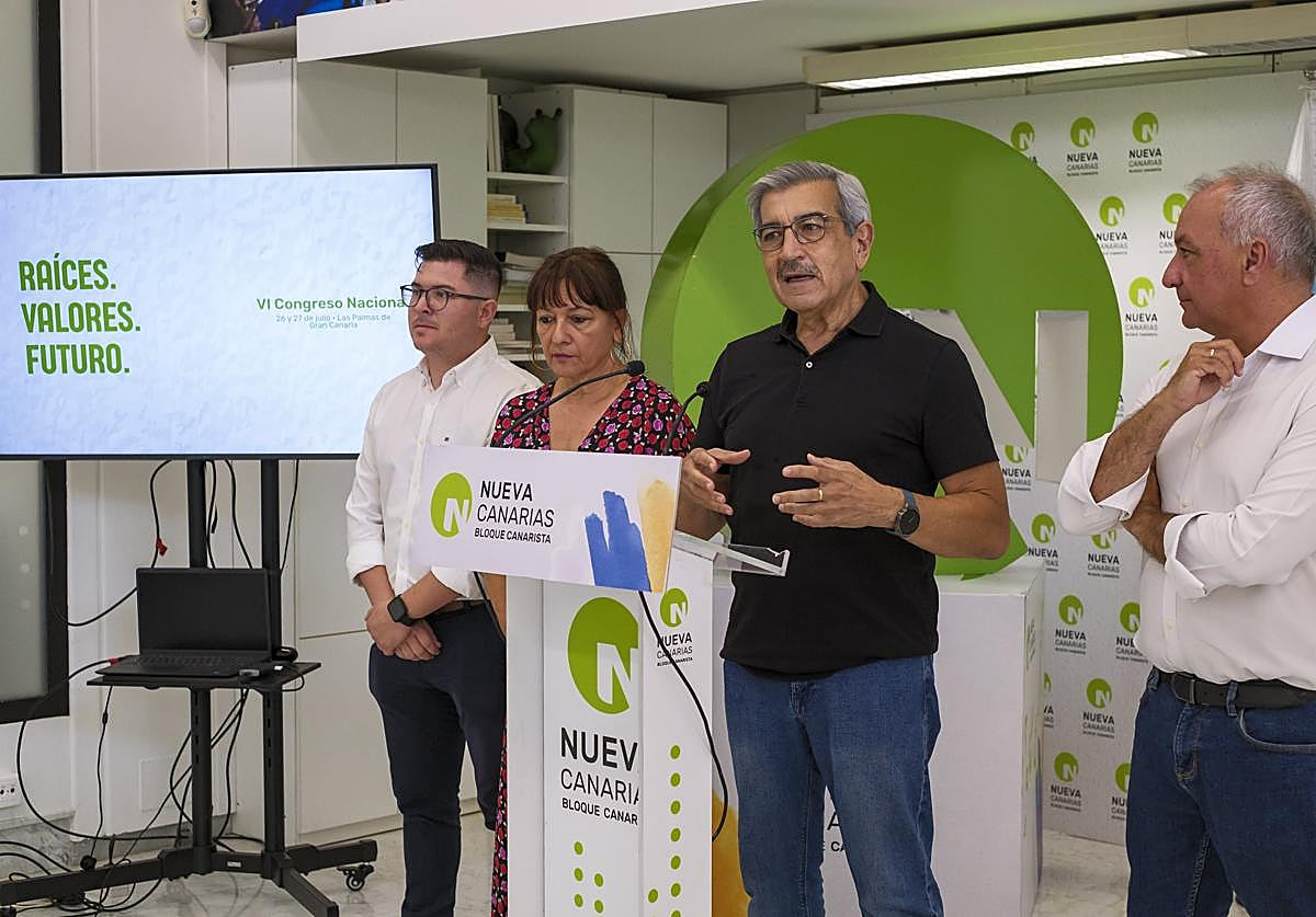 El presidente de NC-BC, Román Rodríguez (2d), junto a varios dirigentes del partido.