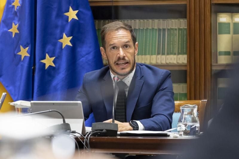 El consejero, Mariano Hernández, en una comisión parlamentaria.