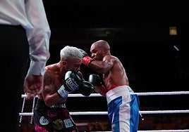 Aramis, tratando de repelea r una mano de Joel Santos, durante la pelea.