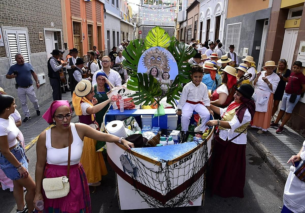 Una de las barcas participantes en la romería del Carmen de La Isleta.