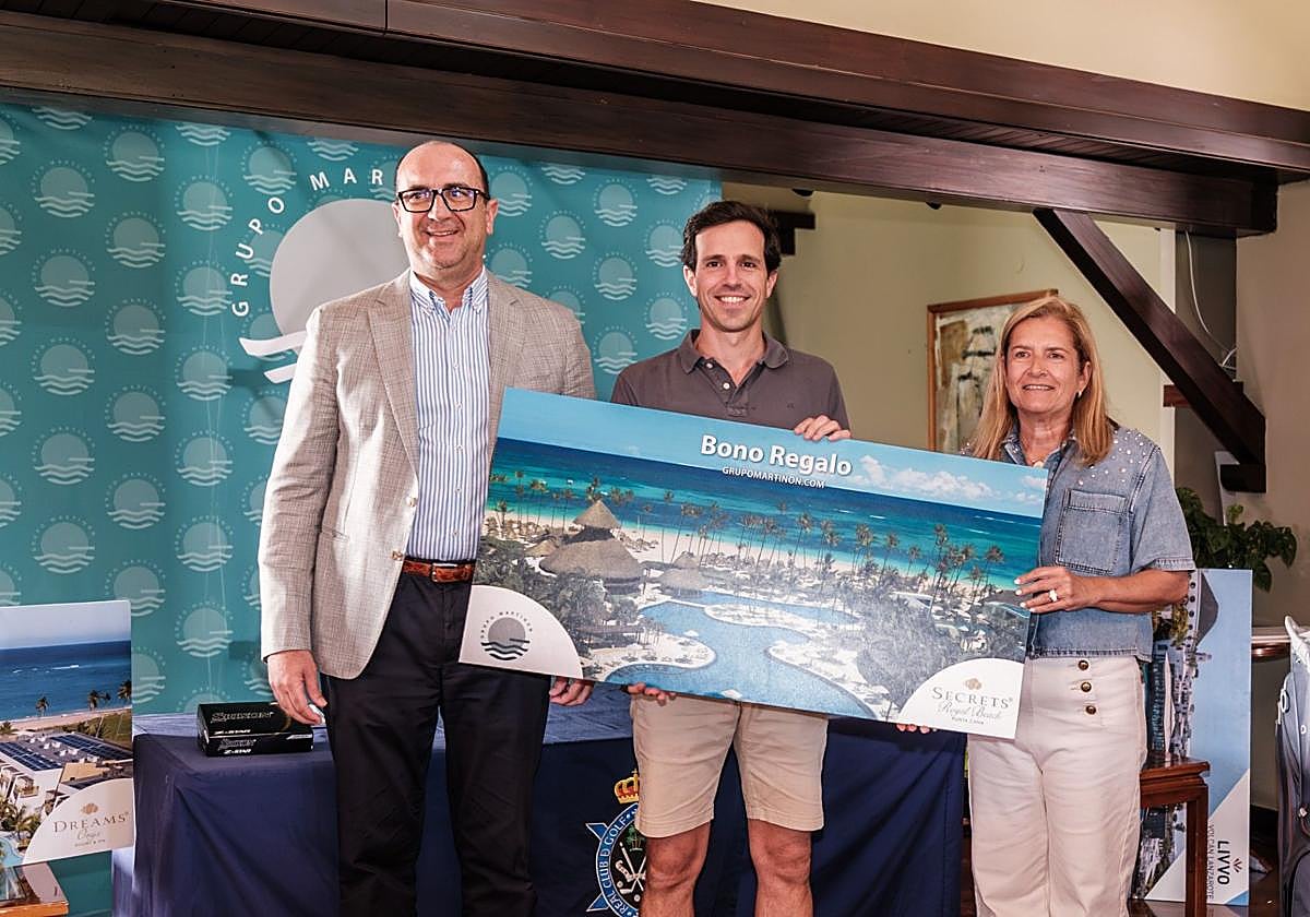 Álvaro García, recogiendo su premio.