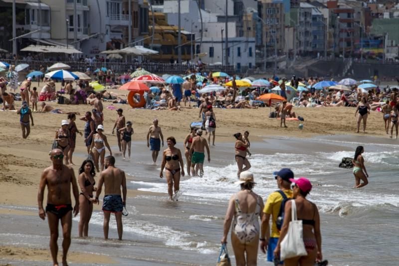 Imagen de gente refrescándose en la playa de Las Canteras, en Las Palmas de Gran Canaria.