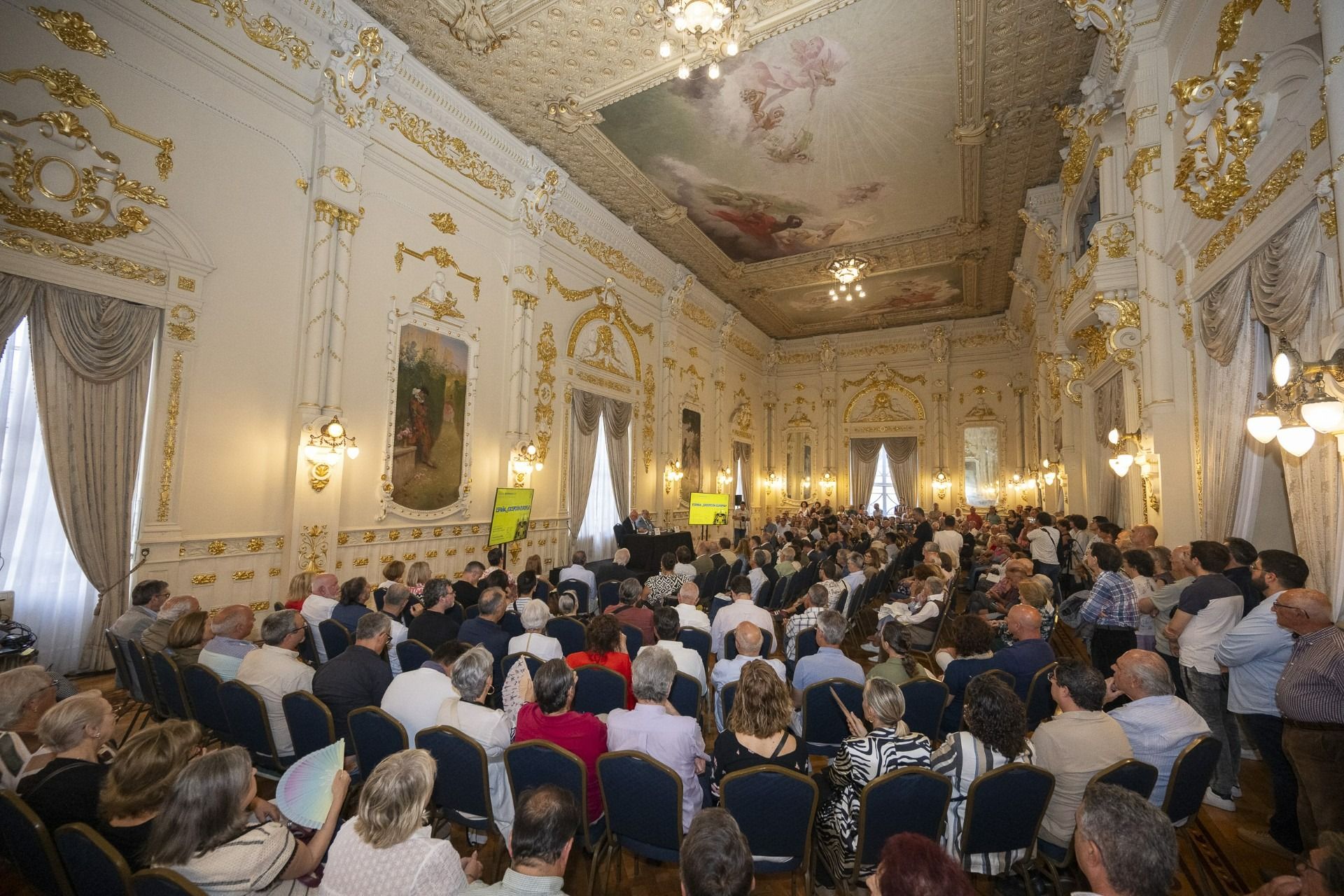 El Salón Dorado del Gabinete Literario se llenó para el ciclo de conferencias impulsado por el Cabildo bajo el enunciado 'Democracia y Totalitarismo'.