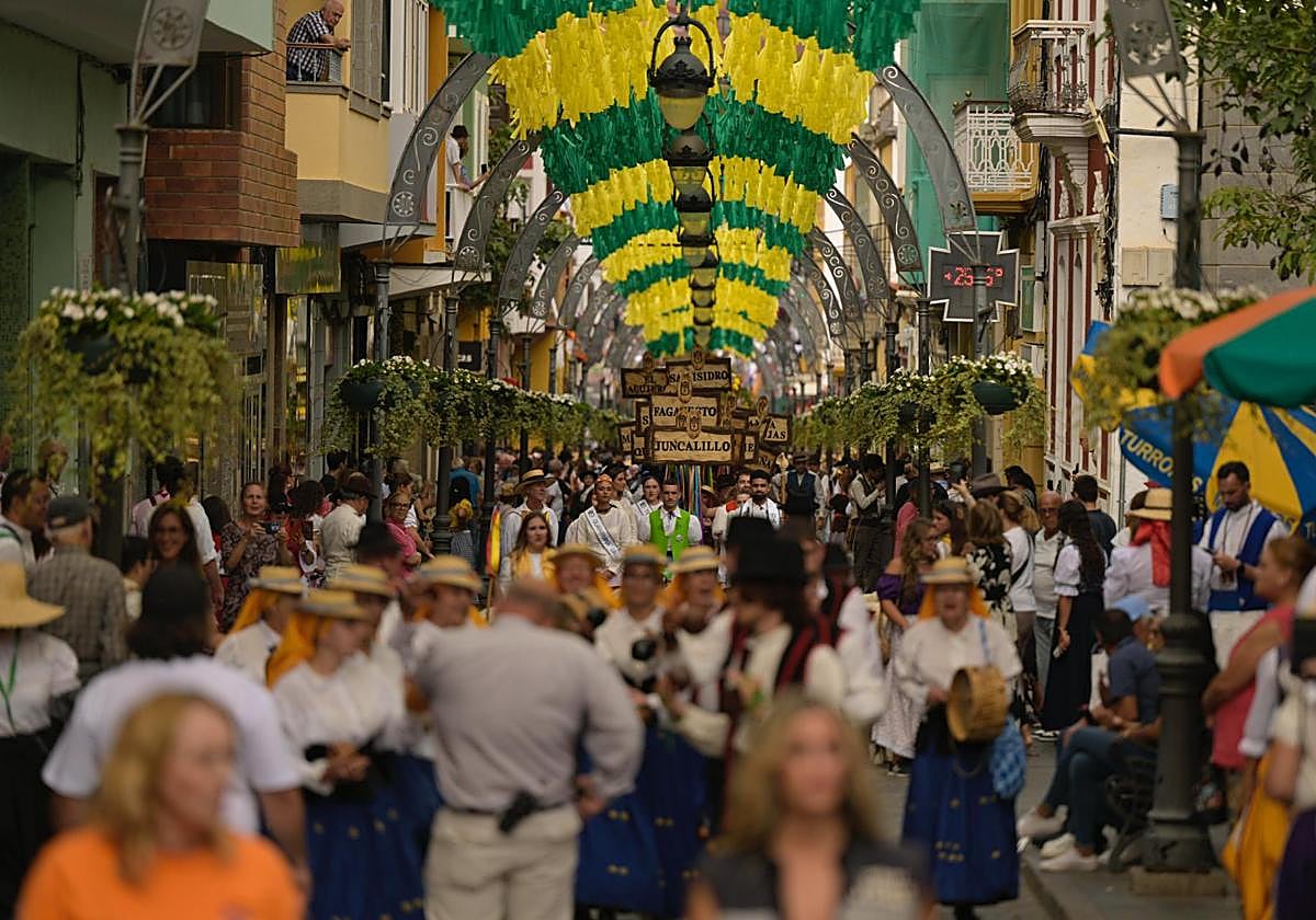 Miles de personas acudieron a la romería ofrenda a Santiago en las calles de Gáldar.