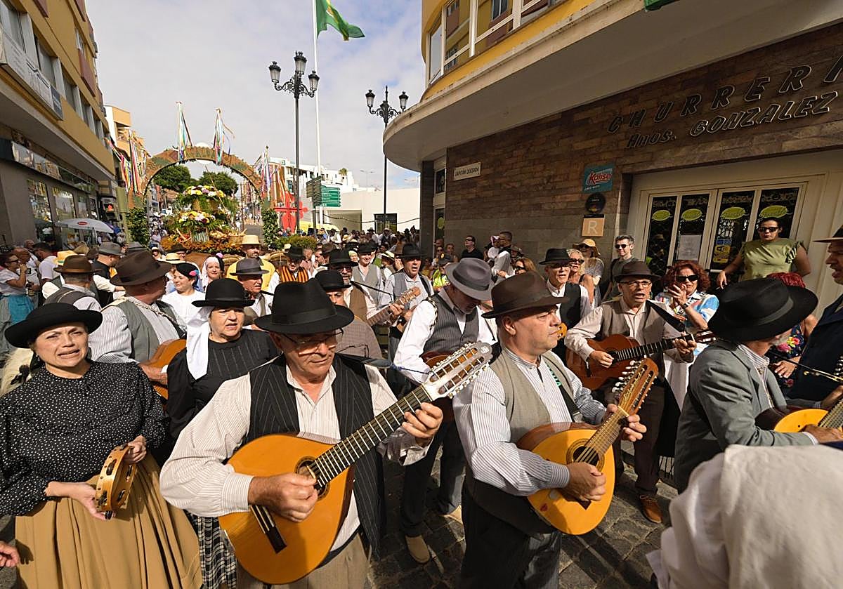 Imagen secundaria 1 - Miles de personas invaden Gáldar para participar en la romería ofrenda a Santiago
