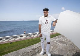 Badr Zoubir posa frente al mar que un día cruzó, ahora a pocos metros del centro donde trabaja como traductor.