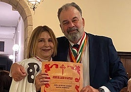 La magistrada posa con el reconocimiento.