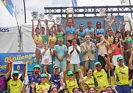 Podio con autoridades y los ganadores de ambas categorías, a la conclusión del evento.