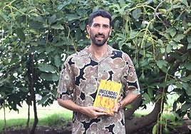 Isaí Escalada posa con su libro 'Incendio al atardecer'.
