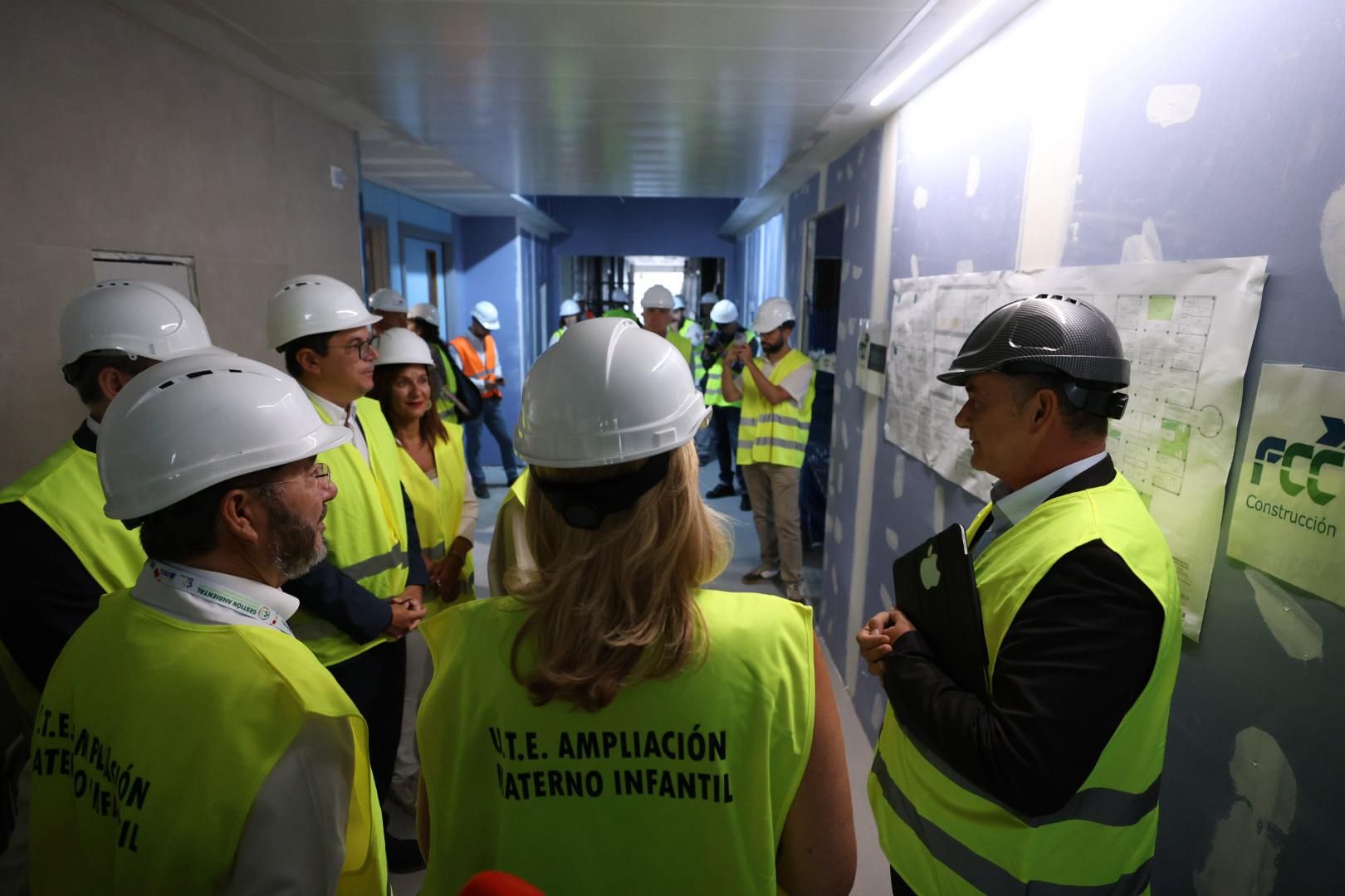 Fernando Clavijo y Esther Monzón visitan la nueva torre del Hospital Universitario Materno Infantil