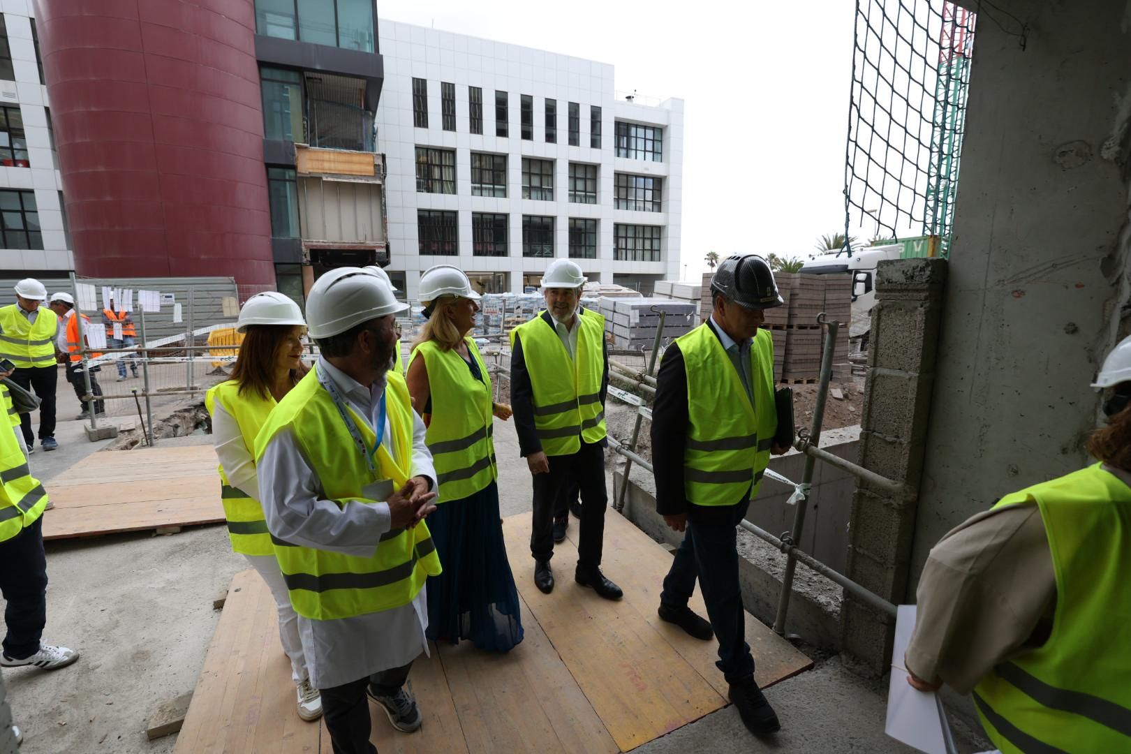 Fernando Clavijo y Esther Monzón visitan la nueva torre del Hospital Universitario Materno Infantil