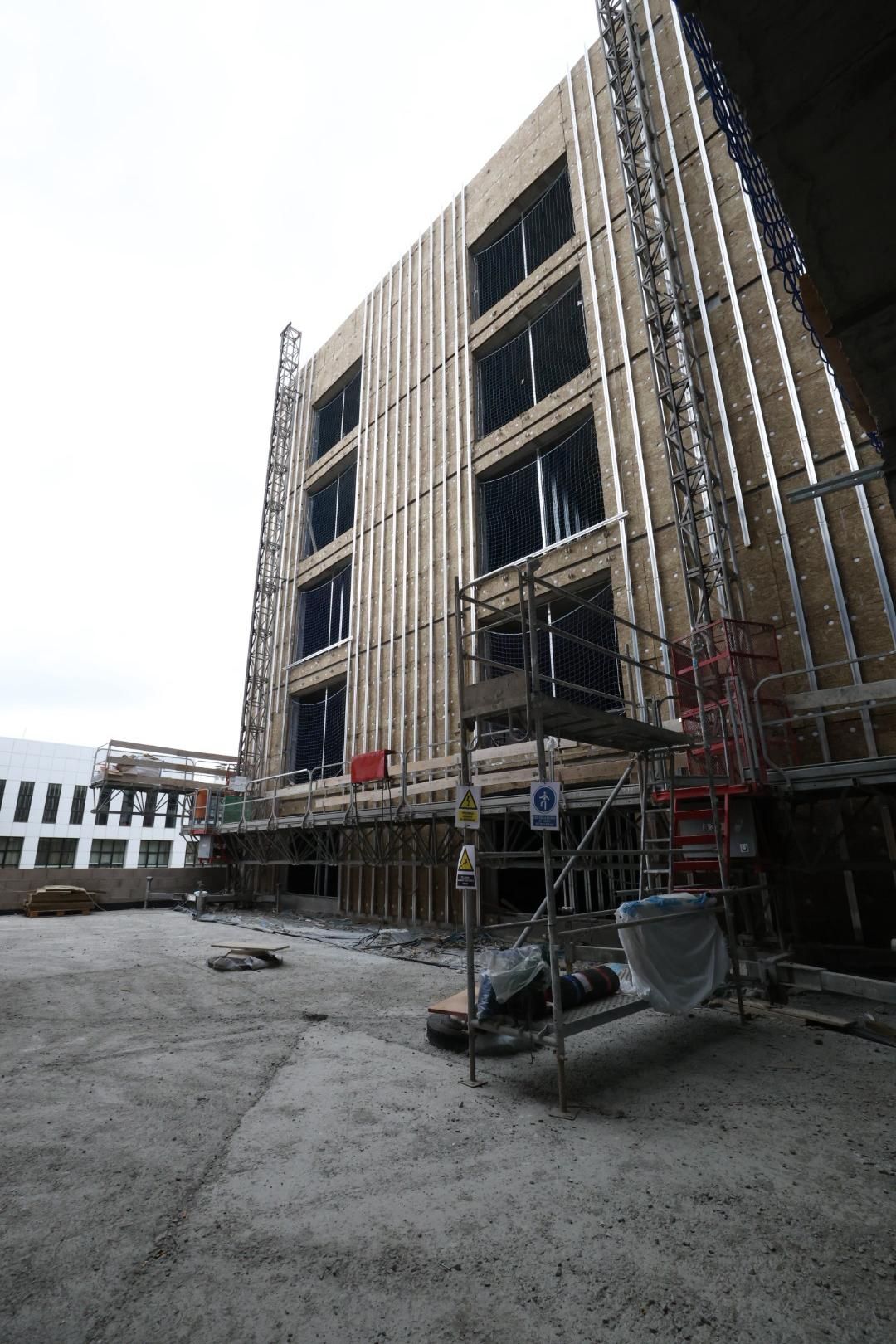 Fernando Clavijo y Esther Monzón visitan la nueva torre del Hospital Universitario Materno Infantil