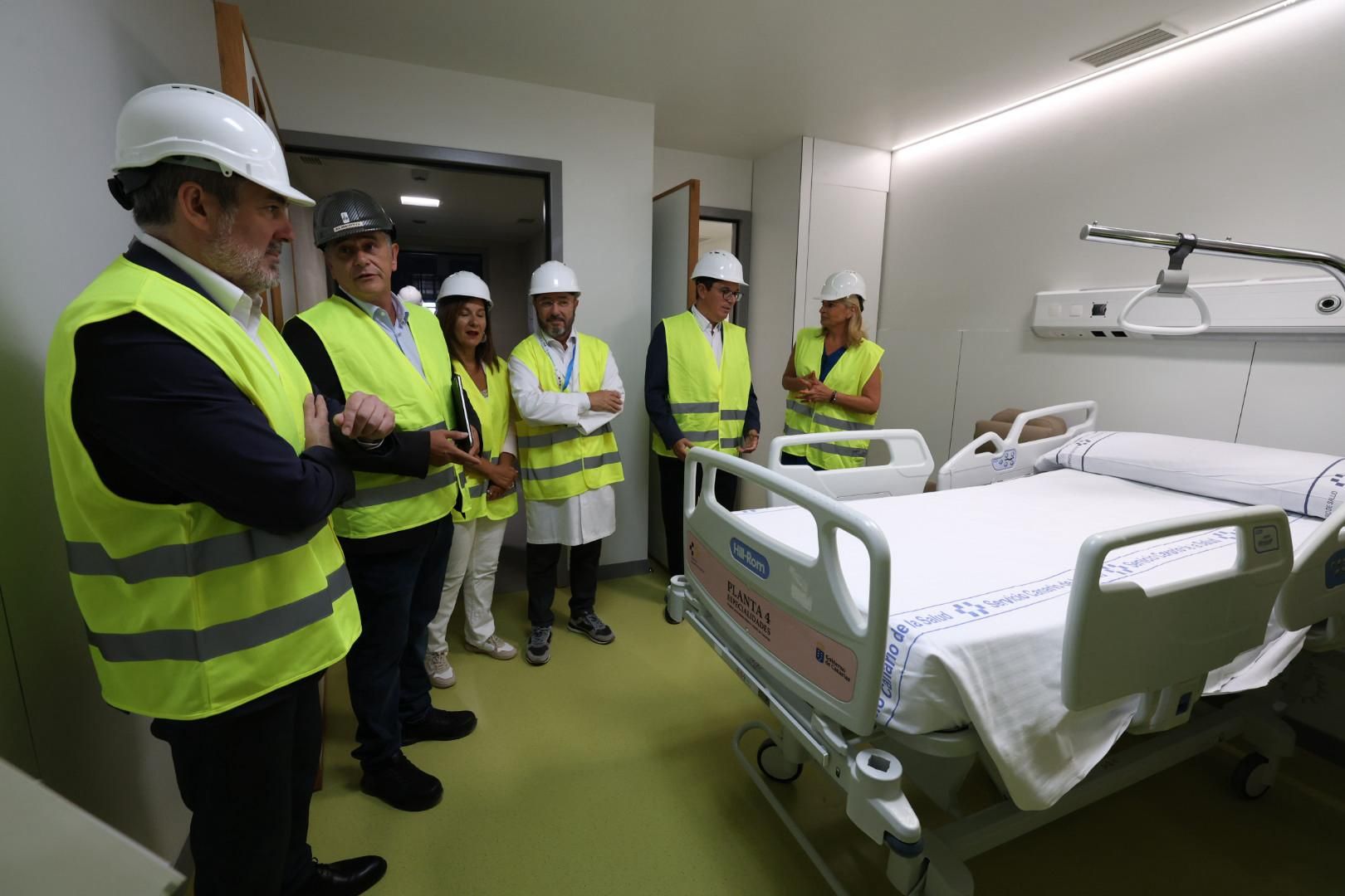 Fernando Clavijo y Esther Monzón visitan la nueva torre del Hospital Universitario Materno Infantil