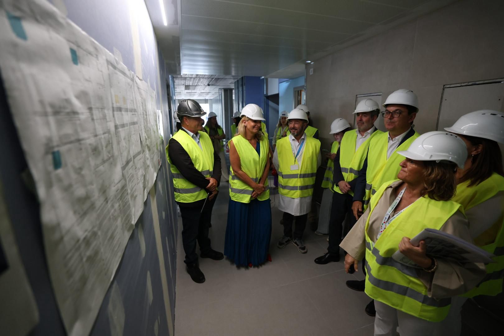 Fernando Clavijo y Esther Monzón visitan la nueva torre del Hospital Universitario Materno Infantil