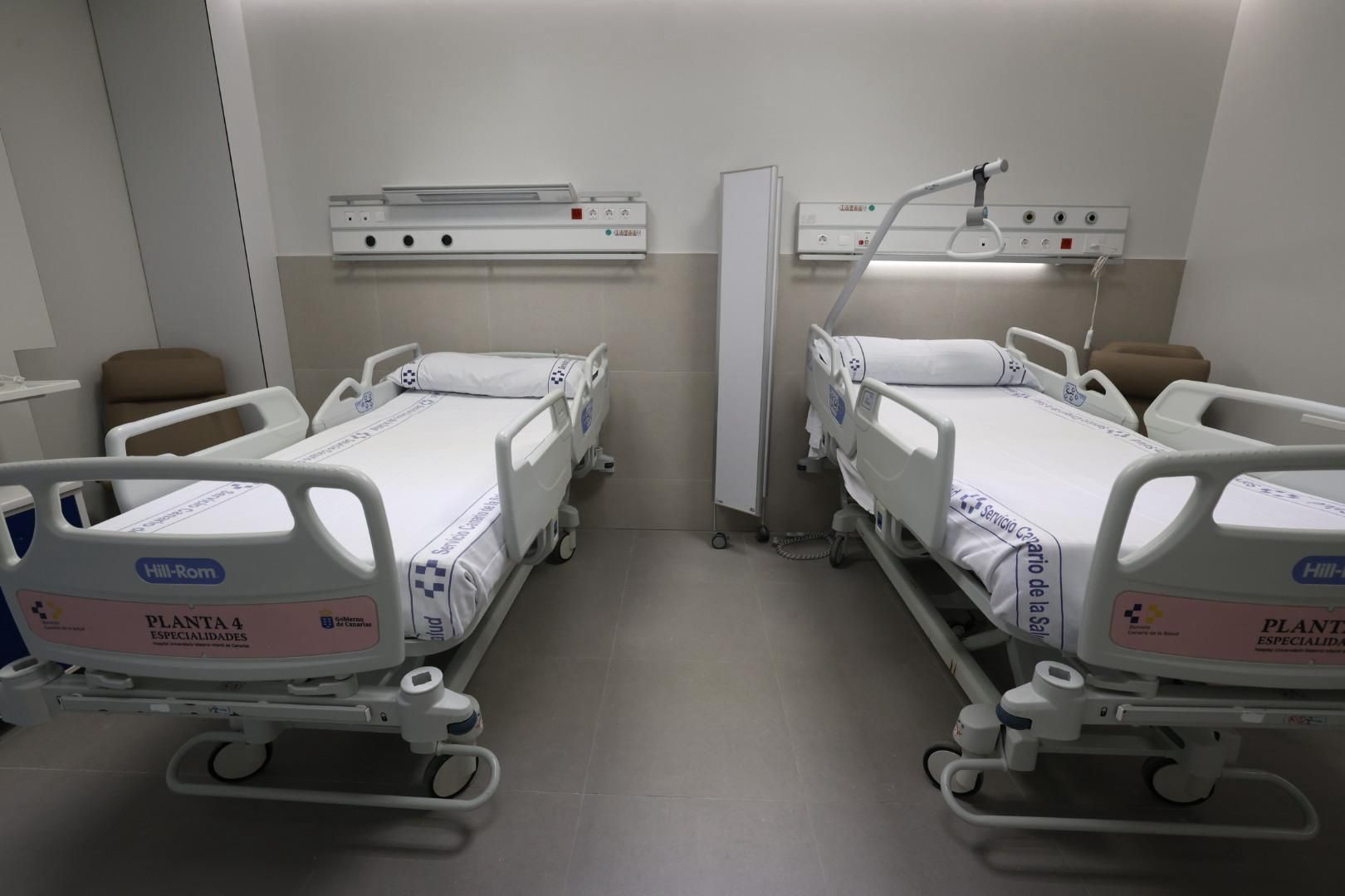 Fernando Clavijo y Esther Monzón visitan la nueva torre del Hospital Universitario Materno Infantil