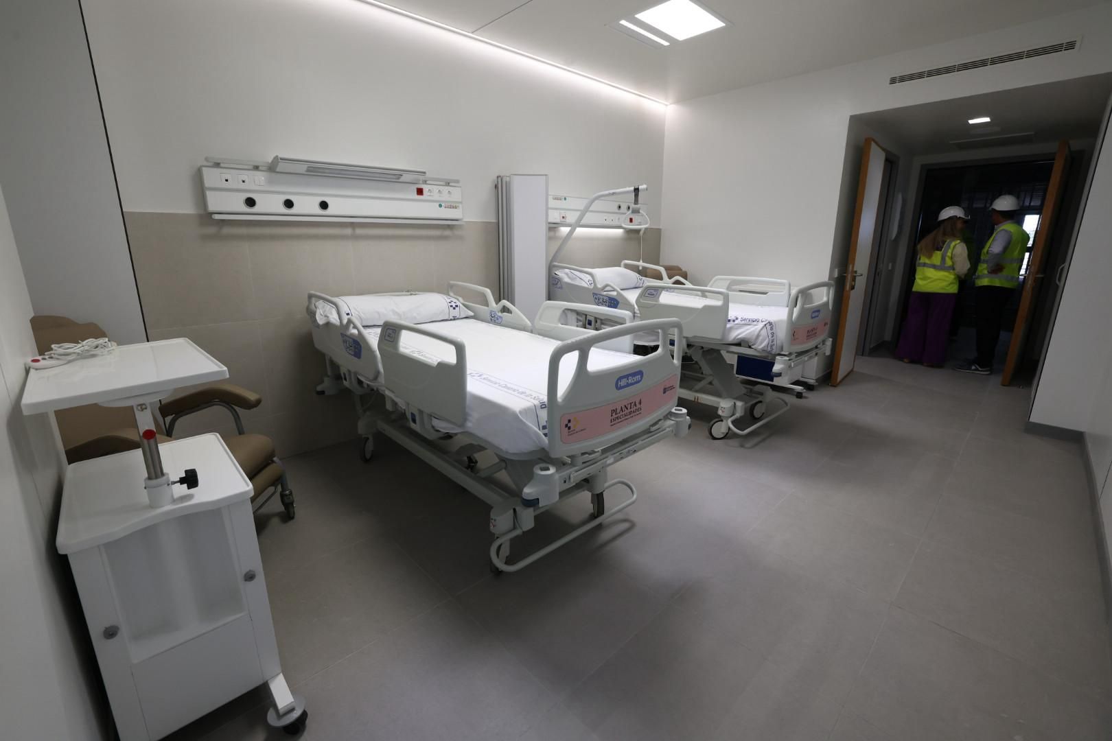 Fernando Clavijo y Esther Monzón visitan la nueva torre del Hospital Universitario Materno Infantil