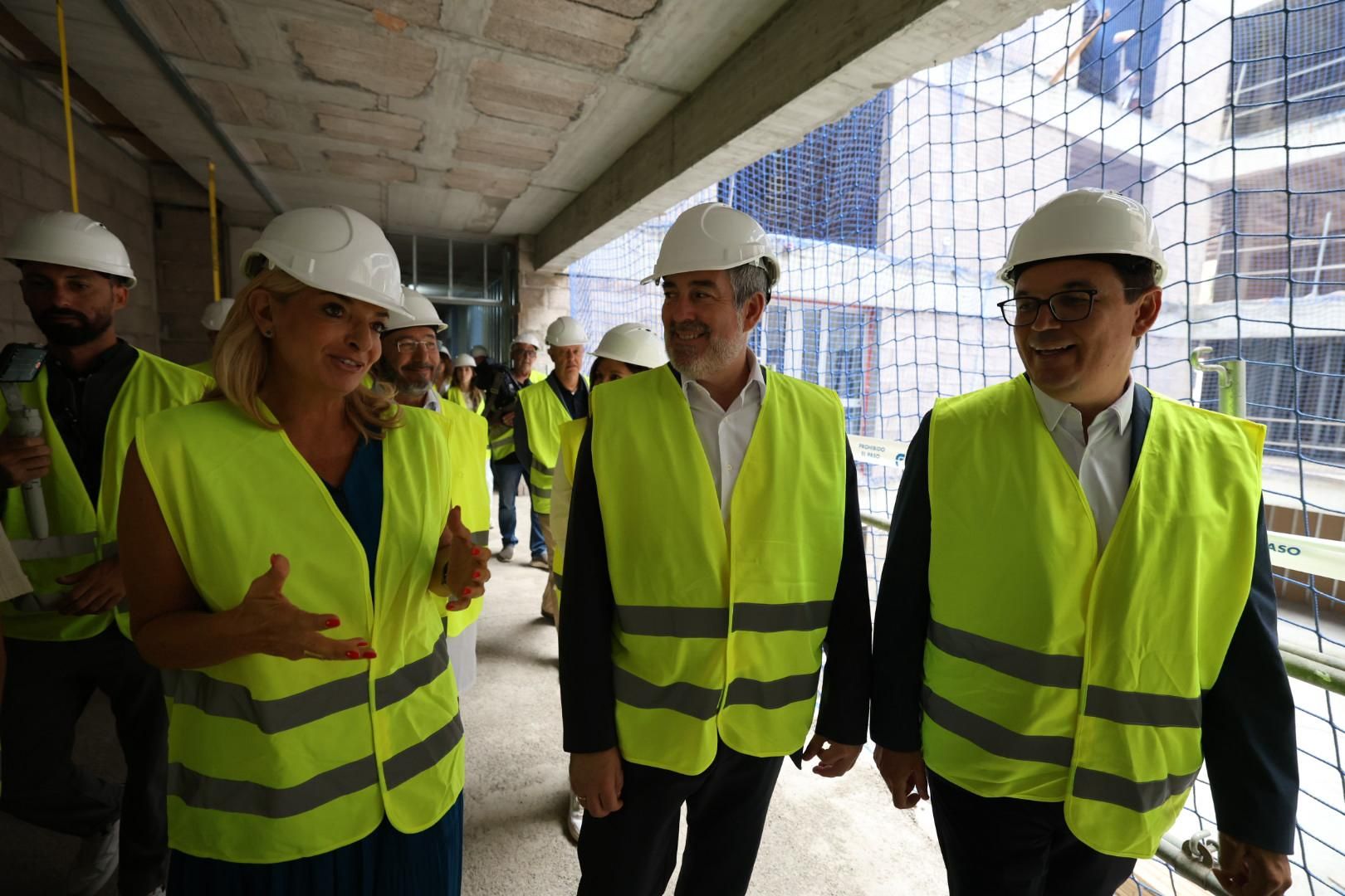 Fernando Clavijo y Esther Monzón visitan la nueva torre del Hospital Universitario Materno Infantil