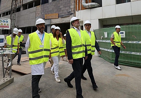 Fernando Clavijo y Esther Monzón visitando la nueva torre del Hospital Universitario Materno Infantil