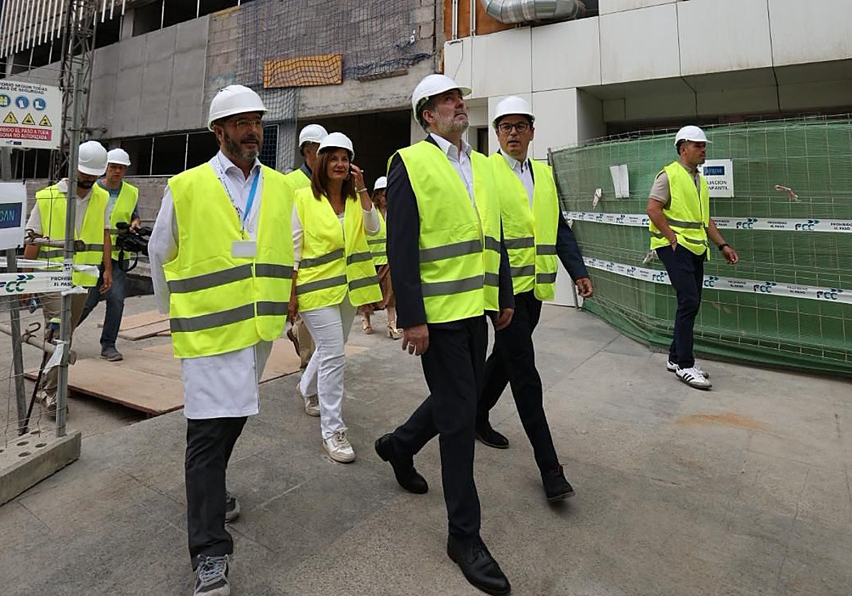 Fernando Clavijo y Esther Monzón visitan la nueva torre del Hospital Universitario Materno Infantil