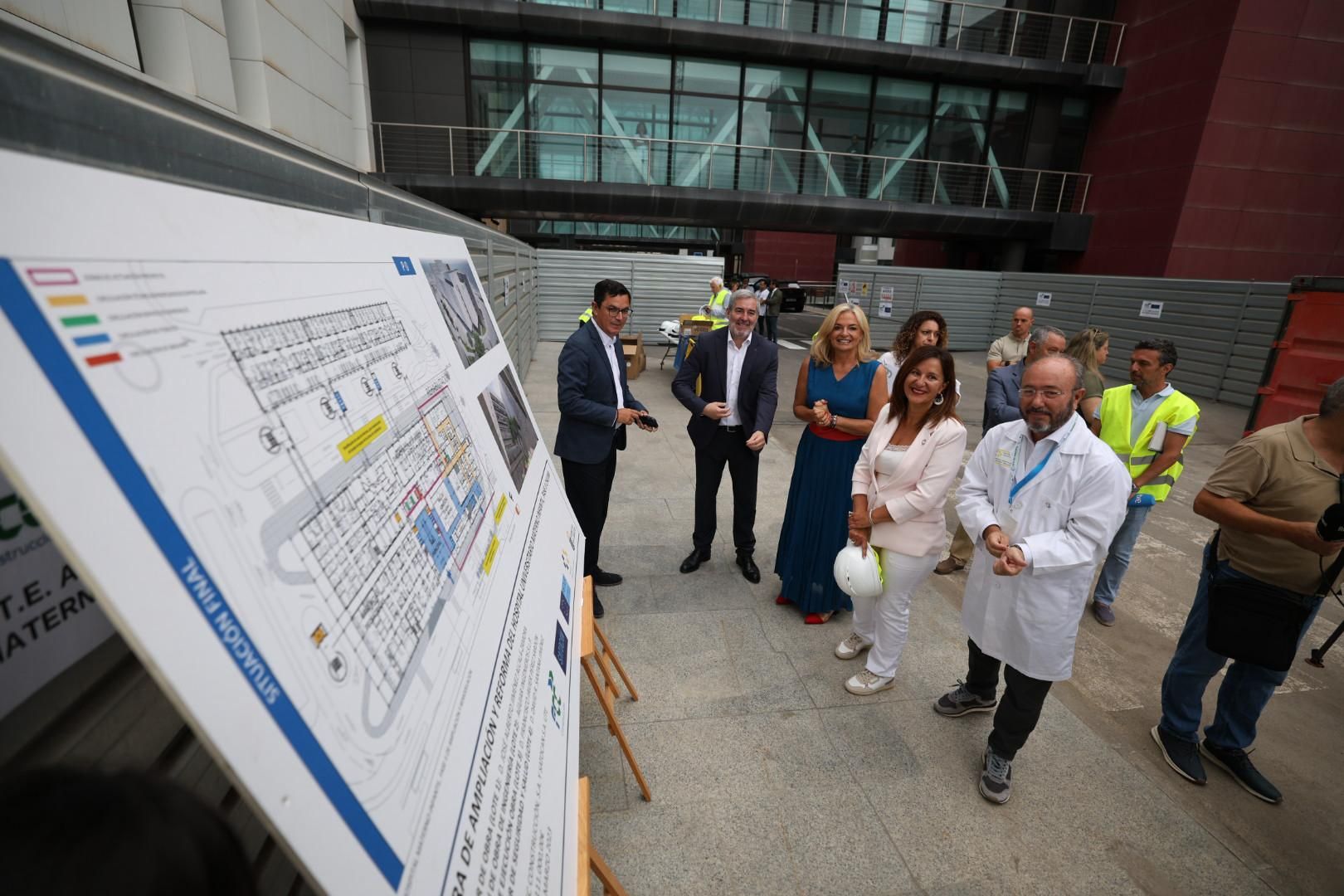 Fernando Clavijo y Esther Monzón visitan la nueva torre del Hospital Universitario Materno Infantil