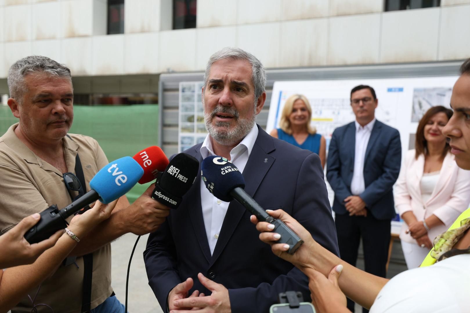 Fernando Clavijo y Esther Monzón visitan la nueva torre del Hospital Universitario Materno Infantil
