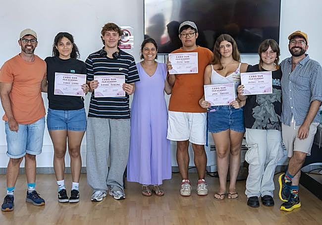 Los directores del corto, en los extremos, y la concejal, en el centro, junto a los voluntarios y voluntarias que participaron en el rodaje.
