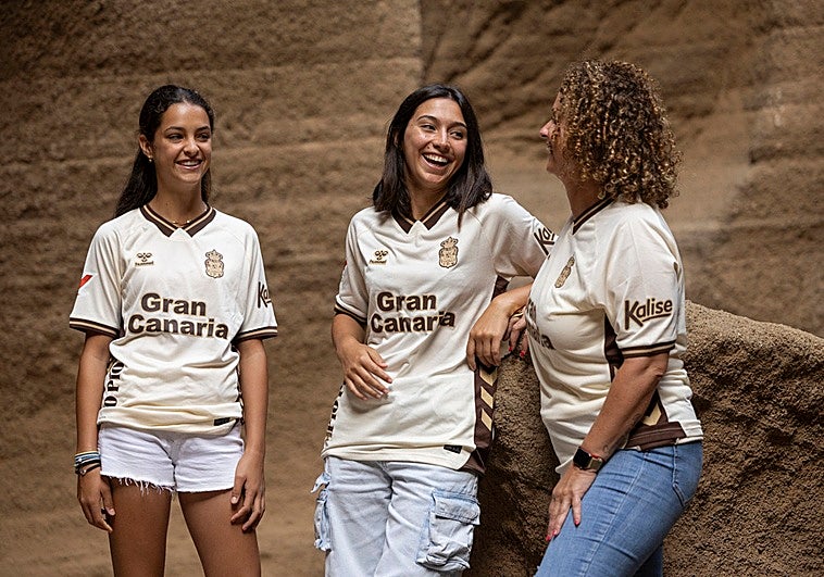 Tercera camiseta de la Unión Deportiva Las Palmas para la temporada 25-26.