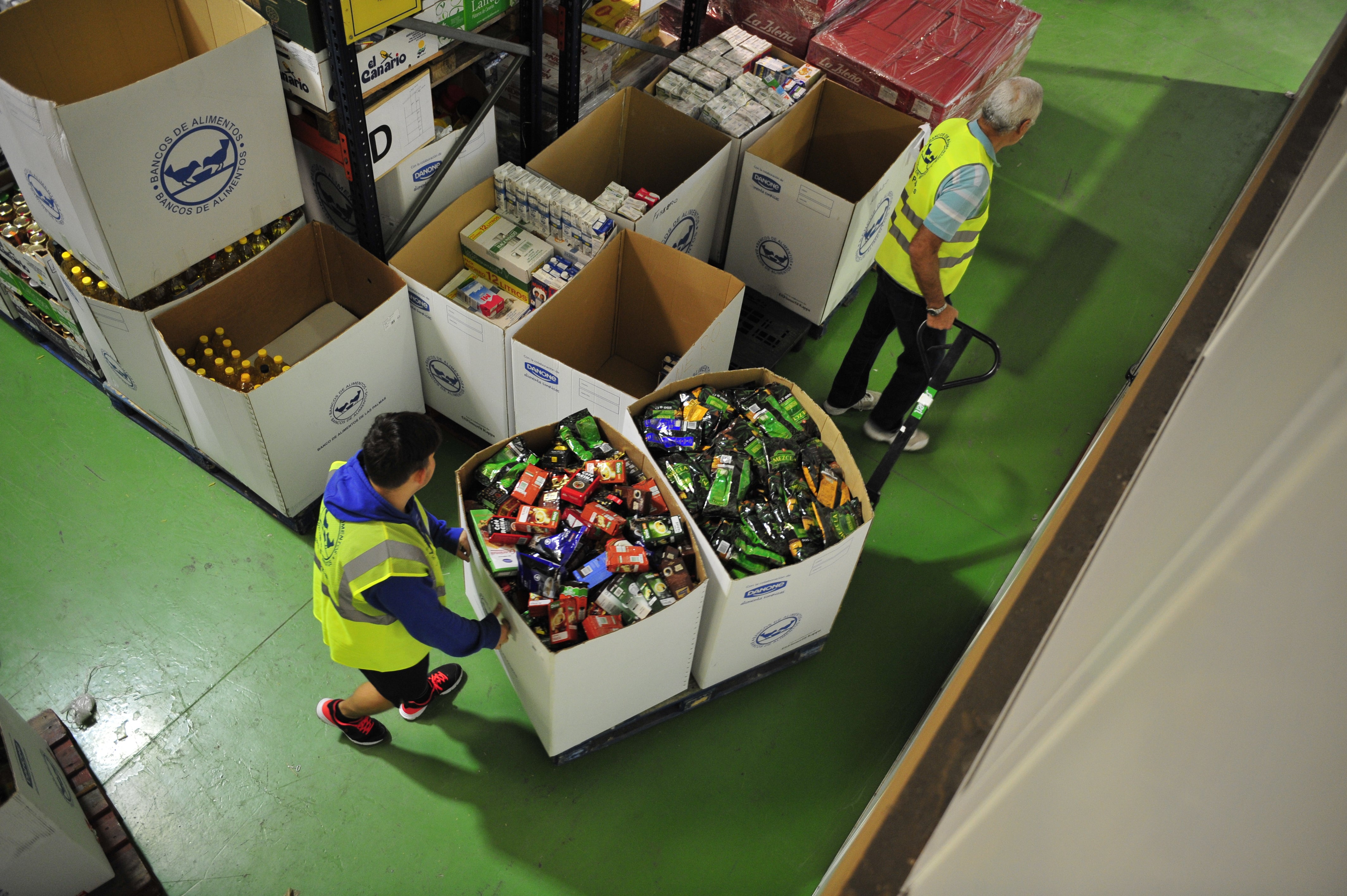 Foto de archivo de dos voluntarios en el Banco de Alimentos de Las Palmas.