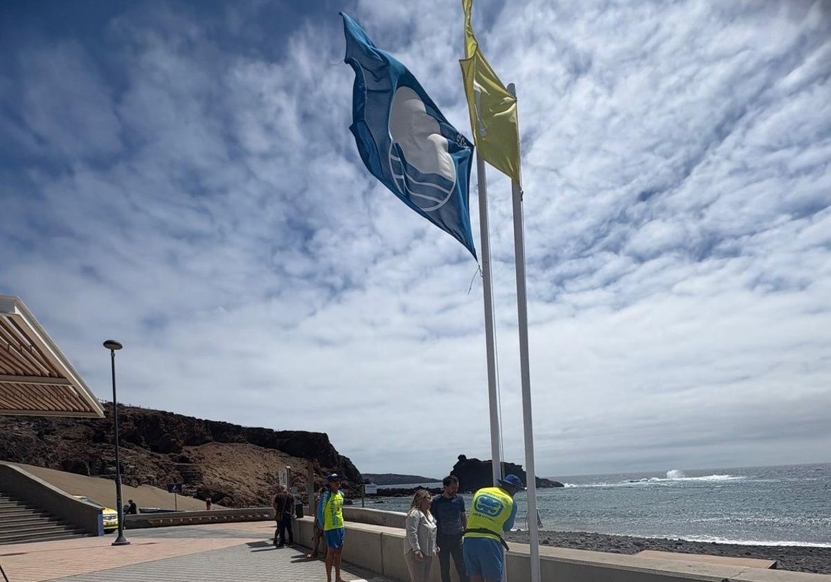 Izado de la Bandera Azul, este lunes.
