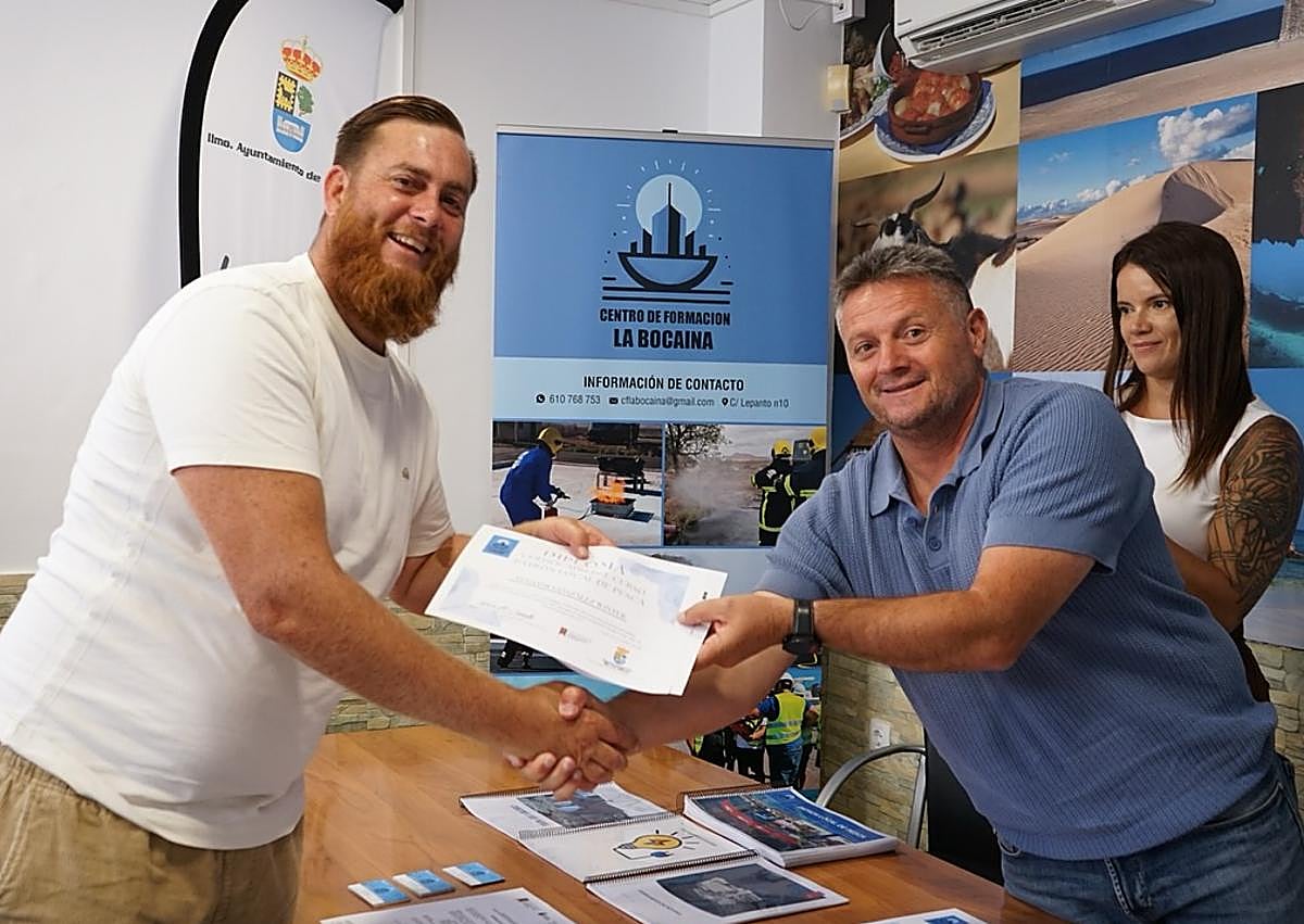 Imagen secundaria 1 - Entrega de diplomas del curso.