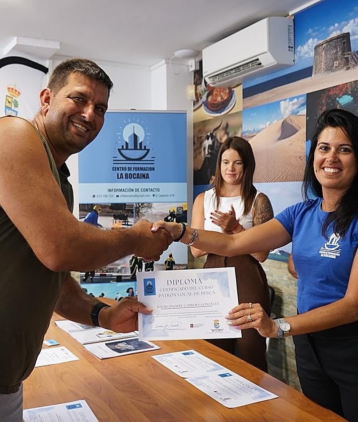 Imagen secundaria 2 - Entrega de diplomas del curso.