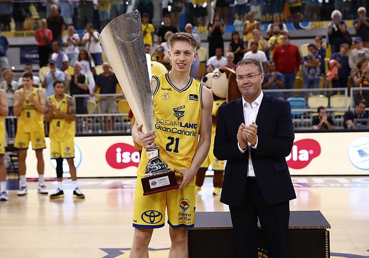 Bordón fue el encargado de recoger el trofeo que acreditó al Granca como campeón de la Copa Isola 2023.