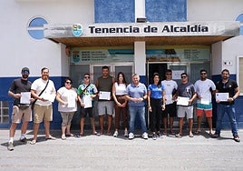Los concejales Julio Santana y Alexandra Martín, con las nuevas patrona y patrones de pesca local.