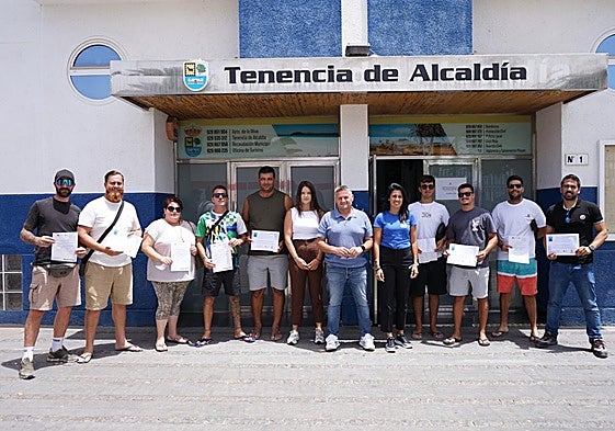 Los concejales Julio Santana y Alexandra Martín, con las nuevas patrona y patrones de pesca local.