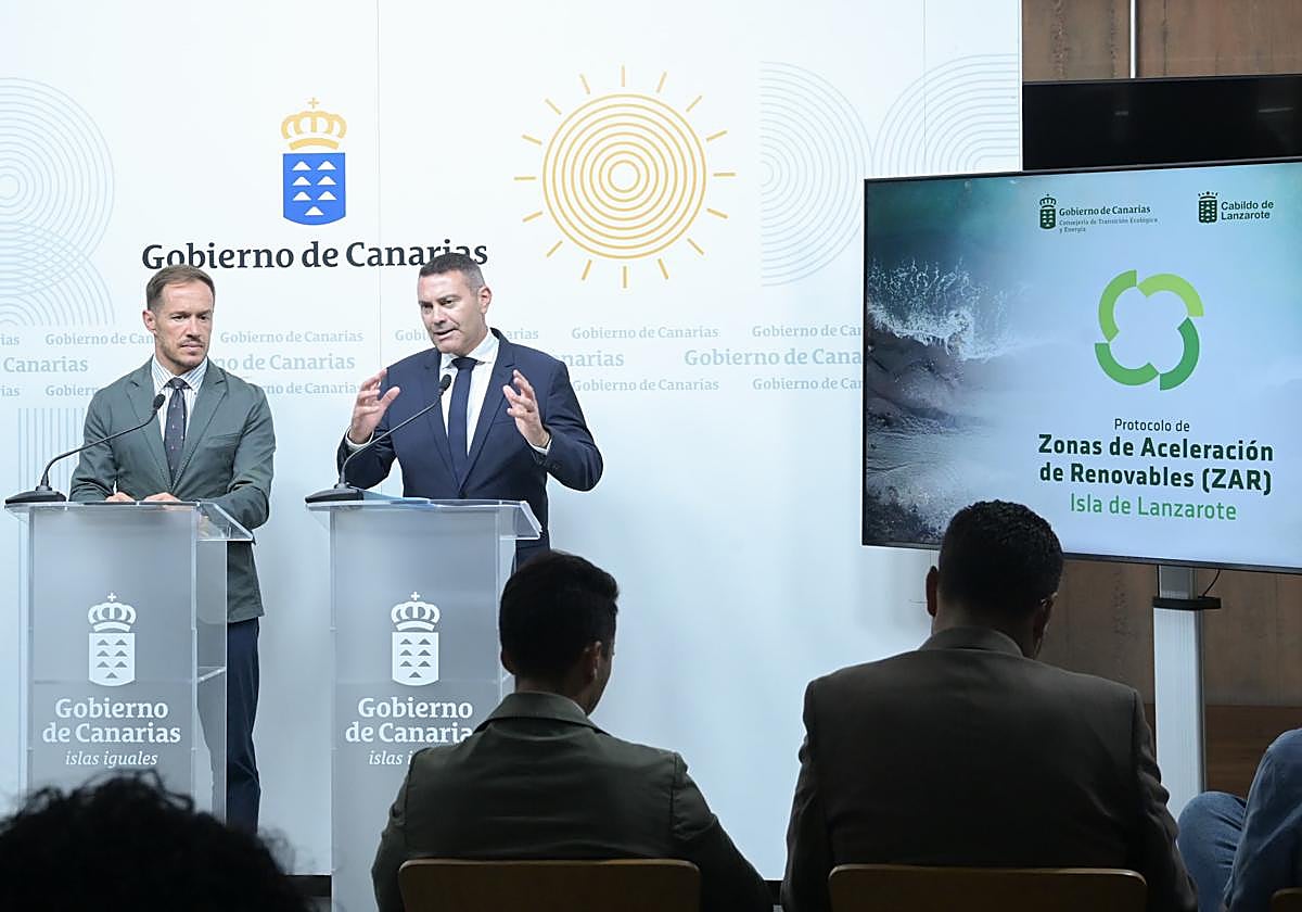 El consejero regional Mariano Hernández Zapata y el presidente lanzaroteño, Oswaldo Betancort.