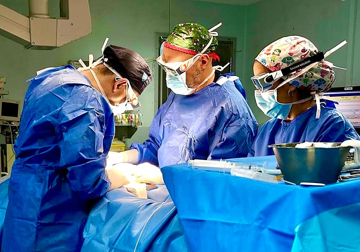 El doctor José Ceballos, a la izquierda, responsable de Cirugía General y Aparato Digestivo del Hospital Universitario Vithas Las Palmas, durante una intervención.