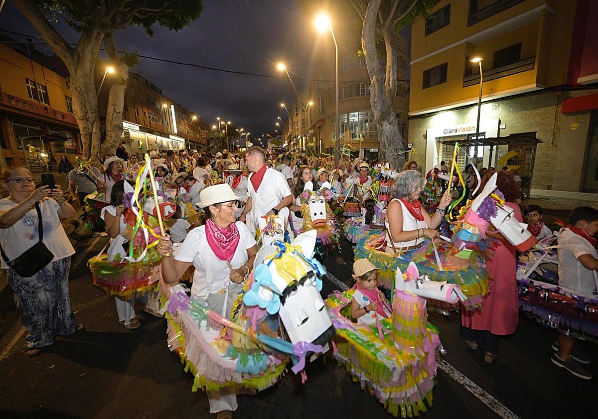 Imagen principal - Distintos momentos de la peculiar y divertida fiesta recuperada en Gáldar. 