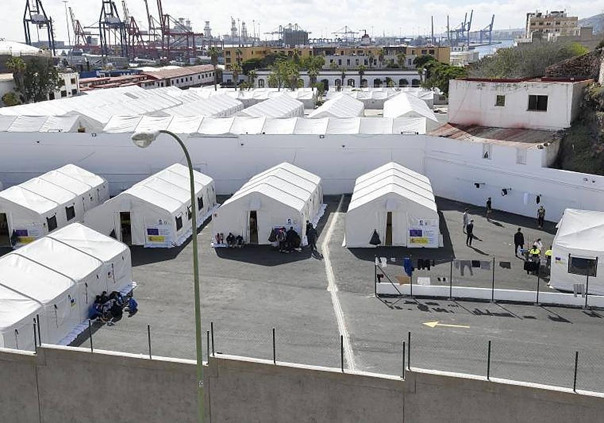 Carpas en las instalaciones del Canarias 50.